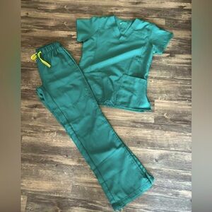 WonderWink scrub set in hunter green